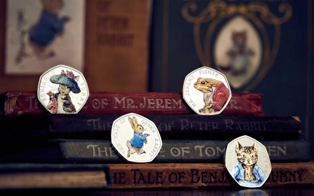 Королевский монетный двор Великобритании выпустил новую серию монет с цветным изображением любимых героев сказок Беатрис Поттер – Кролика Питера и его друзей.