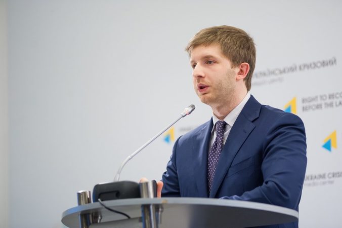 Президент Украины уже утвердил отставку всего состава Национальной комиссии, осуществляющей государственное регулирование в сферах энергетики и коммунальных услуг во главе с председателем Дмитрием Вовком.