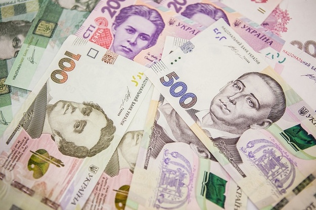 Национальный банк повысил официальный курс гривны на 5 копеек до 26,81/$.
