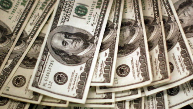 В четверг гривна продолжила теснить доллар на межбанке.