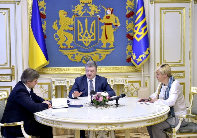 Президент Петр Порошенко заявил, сегодня завершена операция по зачислению 1,1 млрд долларов на счета Государственного казначейства во исполнение решения суда, вступившего в законную силу.
