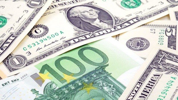 Доллар на наличном валютном рынке подешевел на 4 копейки в покупке и продаже.