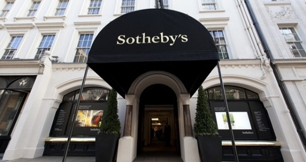 На аукционе Sotheby's в Женеве были проданы самые дорогие серьги в истории, сообщает BBC.
