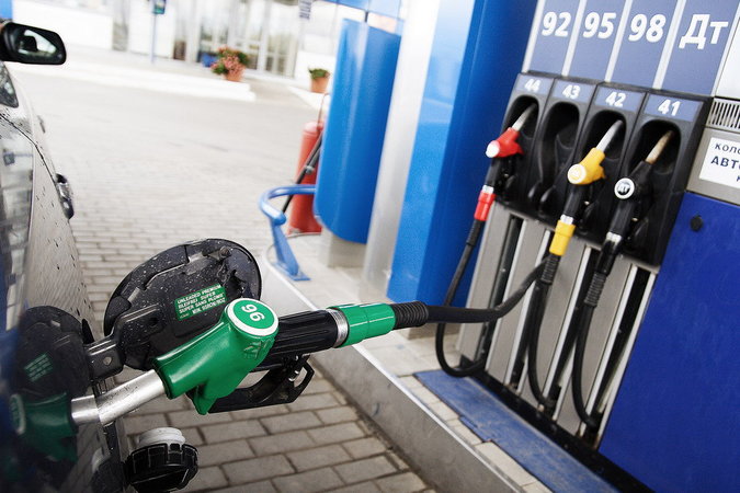 Цены на бензин на украинских АЗС повысятся осенью в результате повышения курса доллара.