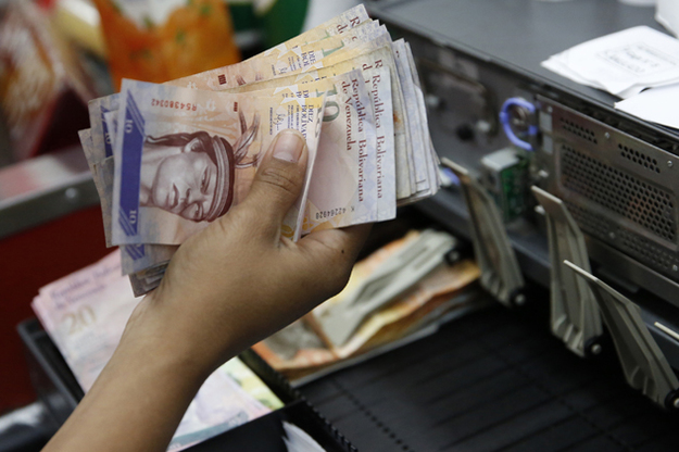 В Венесуэле 25 мая будет запущена новая система обмена валюты Dicom, которая будет работать на основе аукционов.
