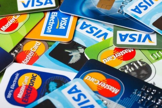 Согласно результатам исследования, количество карточных платежей в Украине растет: больше трети респондентов (32%) подтвердили, что регулярно платят картой в магазинах, на заправках и в других торговых точках.