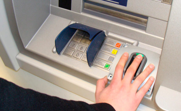 Клиенты банков, участвующих в инициативе, смогут зарегистрировать свои отпечатки пальцев в системе.