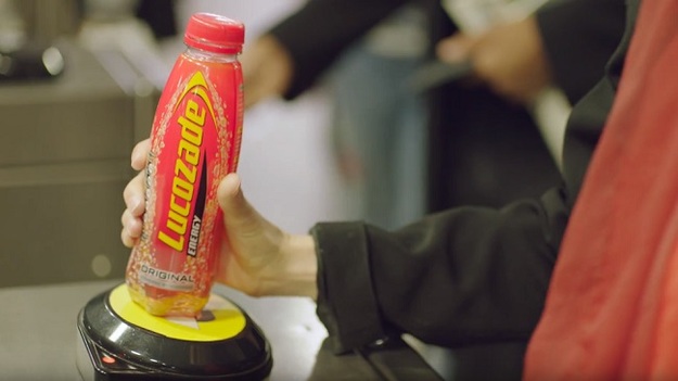 Пассажиры, которые заходили в Лондонское метро на станции Oxford Circus с 30 мая по 2 июня, могли оплачивать проезд с помощью бутылки от компании Lucozade, в которую встроен бесконтактный чип.