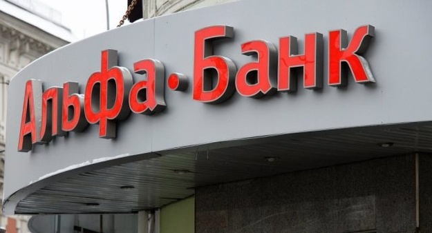 Альфа-банк сегодня испытывает трудности с работой в Украине, однако продавать этот бизнес пока не собирается и надеется на нормализацию отношений между странами.
