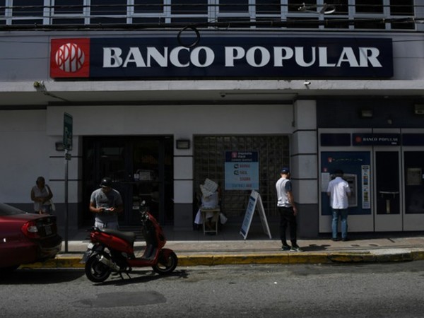 Крупнейший испанский банк Santander купил за символическую цену проблемный Banco Popular.100% акционерного капитала покупатель получил всего за 1 евро, пишут «Вести.