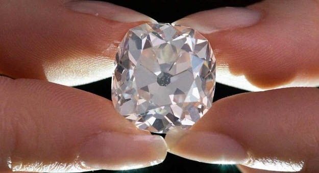 Кольцо с бриллиантом, купленную на распродаже за 10 фунтов ($13), продали за 656 000 фунтов ($847 тысяч) на аукционе в Лондоне.