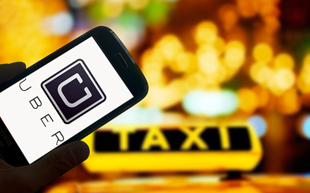 Сервис вызова такси водителей Uber поднял тарифы и ввел поминутную тарификацию во всех городах Украины, кроме Киева.