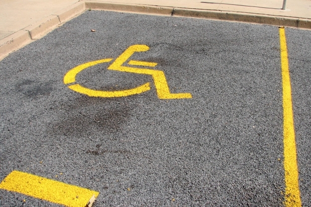 Верховная Рада увеличила штраф за парковку автотранспорта на местах, предназначенных для инвалидов, в 3,7 раз с 465 до 1 700 гривен.