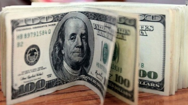 В банках курс доллара снизился на 5 копеек в покупке и продаже.