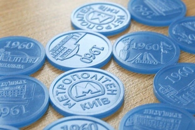 Киевская городская государственная администрация разрешила использование жетонов, приобретенных до изменения тарифа 15 июля на проезд в киевском метрополитене, до 31 июля.