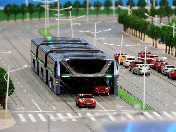 Правоохранители Китая задержали создателей автобуса-тоннеля Transit Elevated Bus (ТEB), тестирование прототипа которого состоялось в августе 2016 года.