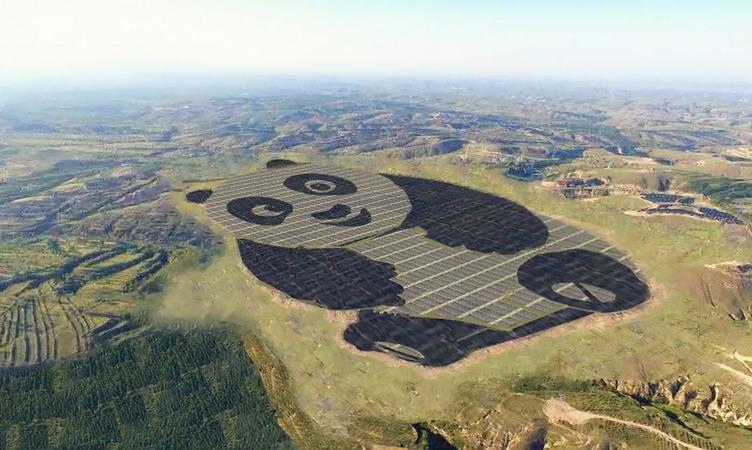 В китайской провинции Шаньси открылась солнечная электростанция, которая с высоты птичьего полета выглядит как огромная панда.