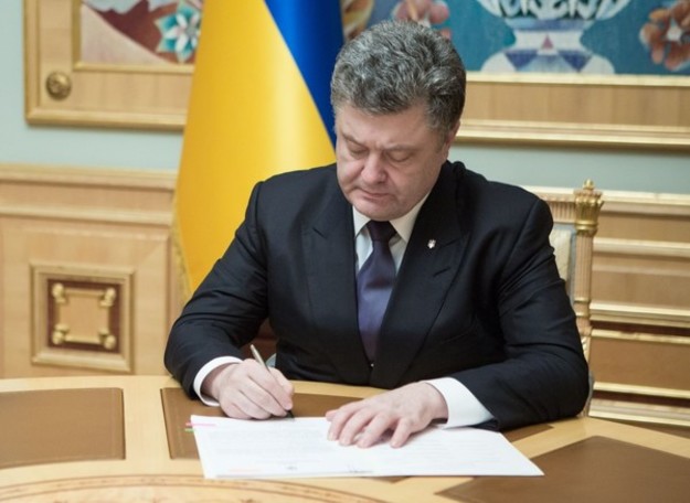 Президент Петр Порошенко ветировал закон, который предусматривает продление действия экспортной пошлины на лом черных металлов в размере 30 евро за тонну на 2 года.