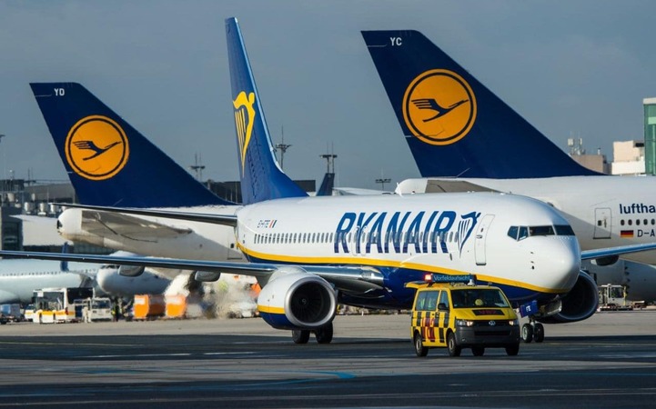Лоукостер Ryanair в связи с отменой полетов из Украины приносит своим украинским клиентам, купившим билеты из Киева и Львова, и обещает вернуть за них деньги.