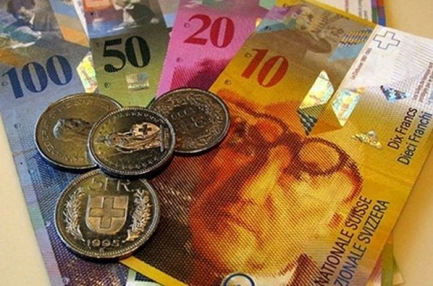 Курс швейцарского франка к евро упал до минимального уровня за год и может снизиться еще, если Швейцарии сохранит крайне мягкую денежно-кредитную политикуОб этом заявили  аналитики UBS AG и Nomura Holdings, пишет «Интерфакс-Украина».