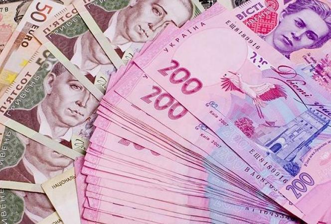 В наличном обращении страны состоянием на 1 июля 2017 года находилось наличности на общую сумму 331 млрд грн, в том числе банкнот – 328,9 млрд грн (2,8 млрд штук) и монет – 2,04 млрд грн (12,9 млрд штук).