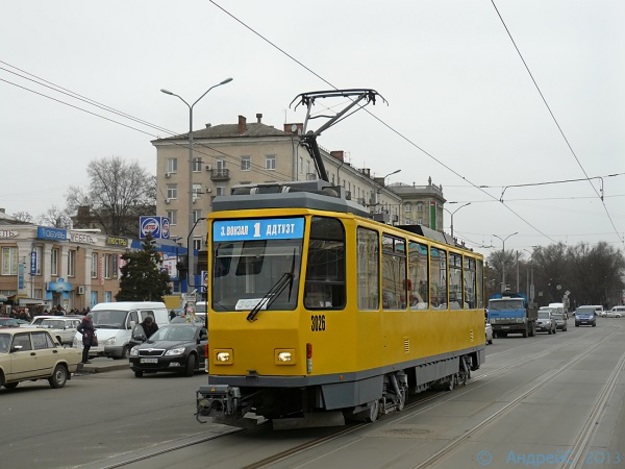 Сотрудники ПриватБанка Евгений Васильцов и Владимир Кореневский разработали специальный терминал, который позволит оплачивать проезд в трамваях картой.