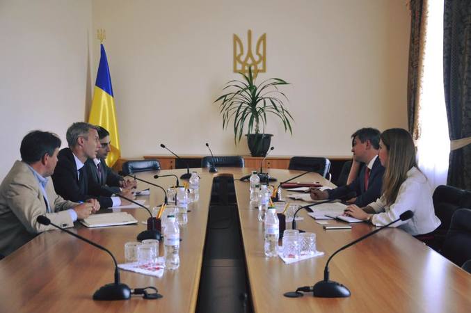 Министр финансов Александр Данилюк обсудил вопросы дальнейшего сотрудничества с новым представителем МВФ в Украине Йостой Люнгманом.