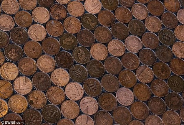 Владелец барбершопа BS4, 28-летний британец Рич Холтхем из города Дадли решил устелить пол монетами номиналом в 1 пенни после того, как строители потребовали за ремонт пола 1 000 фунтов стерлингов.