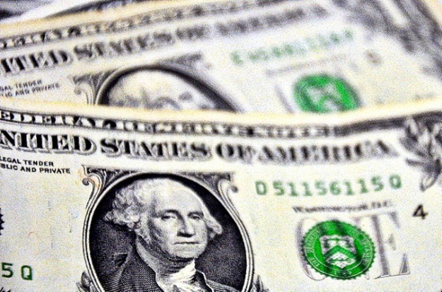 Доллар падает и падает — с начала года на 12%.