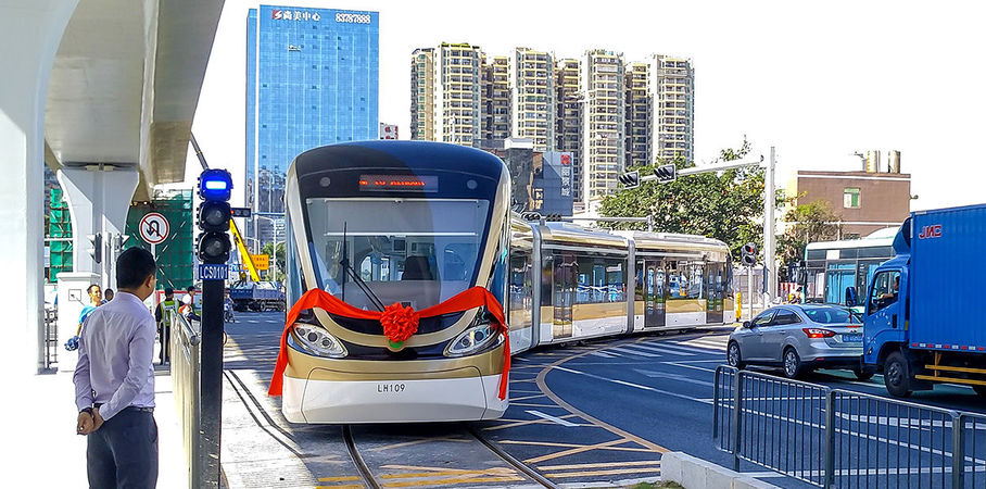 В провинции Шаньдун с конвейера города Циндао сошёл первый в мире беспилотный трамвай, который уже курсирует по улицам.