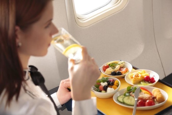 Международные авиалинии Украины возобновили предоставление питания на внутренних рейсах в эконом-классе, но на платной основе.