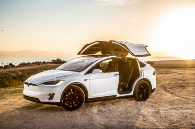 4 августа компания Илона Маска заявила о снижении базовой цены своего кроссовера Tesla Model X до $79,5 тыс.
