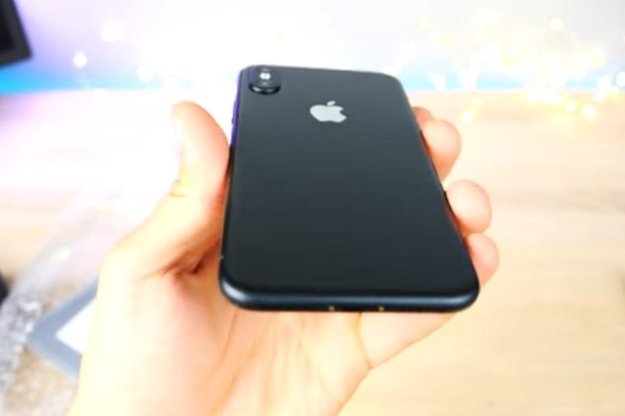 В сети Интернет опубликованы фото нового iPhone 8 в медном цвете, на задней панели смартфона отсутствует сканер отпечатков пальцев.