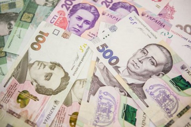 Национальный банк повысил официальный курс гривны на 5 копеек до 25,73/$.