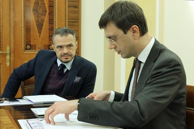 Министр инфраструктуры Владимир Омелян прокомментировал информацию, которая ранее появилась в СМИ, о 900%-ой надбавке к заработной плате главе «Укравтодора» Словомира Новака.
