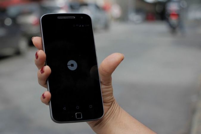 Онлайн-сервис по заказу такси Uber добавил в свои приложения встроенный чат, который заменит SMS.