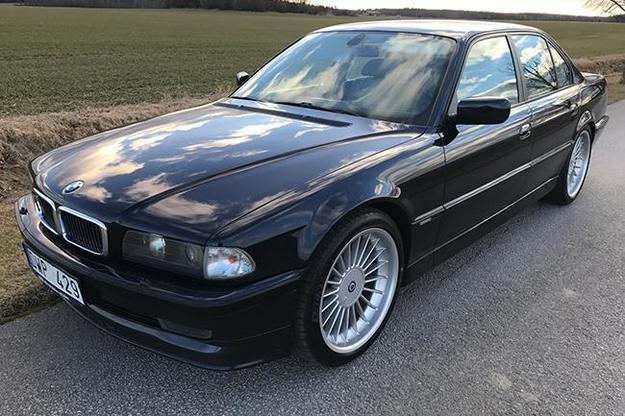 В Швеции на продажу выставлен редкий седан BMW Alpina B12 1998 года.