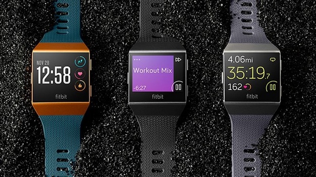 Компания Fitbit, специализирующаяся на электронике и носимых устройствах, в сотрудничестве с Visa, Mastercard и American Express выпустила смарт-часы с функцией NFC-платежей.