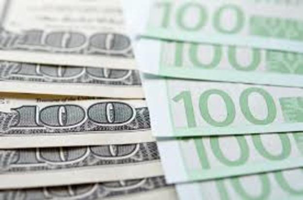 В среду, 30 августа, доллар дорожает по отношению к евро, поднимаясь с минимума более чем за 2,5 года, а также растет в паре с иеной, достигнув самой высокой отметки за две недели.