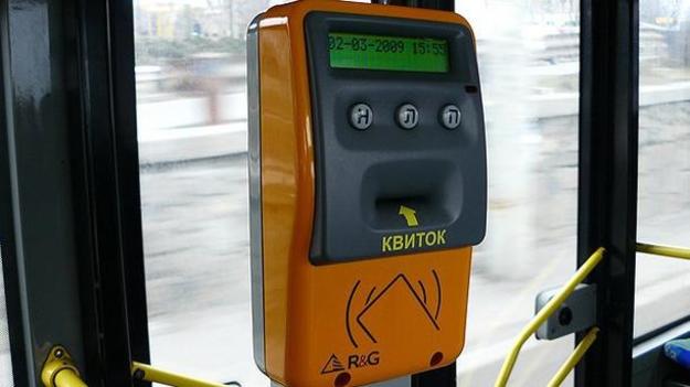 Единый электронный билет в коммунальном транспорте Киева будет полноценно внедрен в 2018 году.