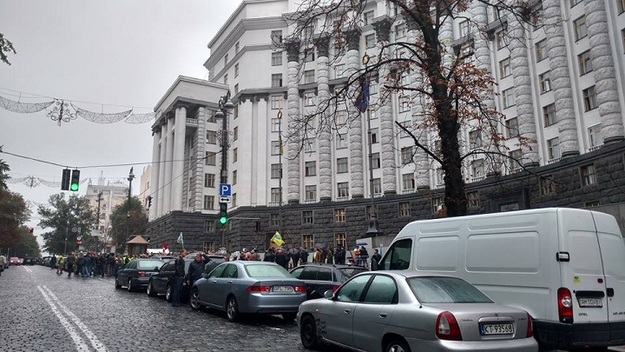 Сегодня утром под стенами Кабмина проходит акция водителей автомобилей на иностранных номерах, которые ввезли машины на территорию Украины, не уплатив таможенных сборов.