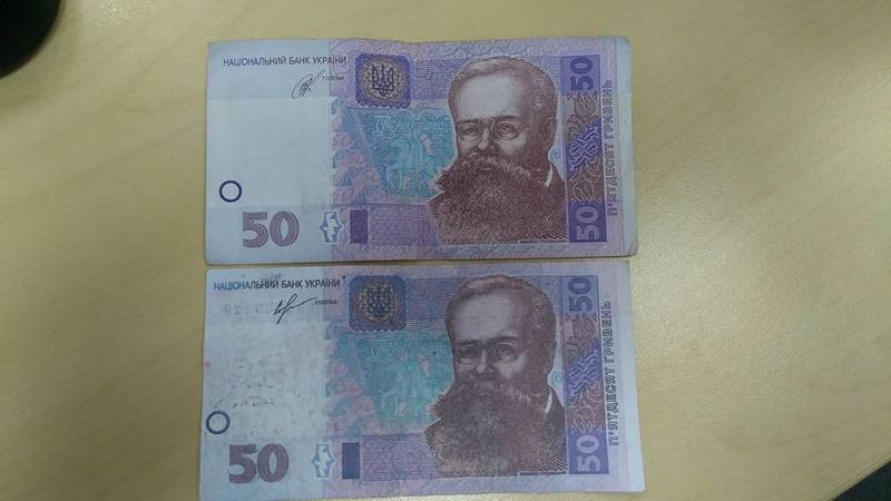 Фотографії фальшивих банкнот номіналом в 50 гривень на своїй сторінці в Facebook опублікувала журналіст Ольга Комарова.