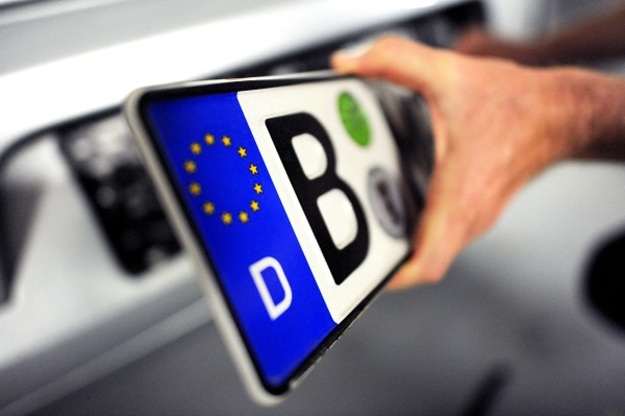 До листопада 2017 року буде розроблений законопроект, який забороняє незаконне ввезення в Україну автомобілів з іноземною реєстрацією і номерами.