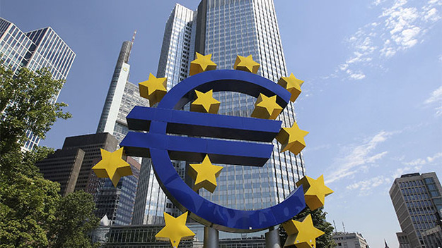Европейский центральный банк (ЕЦБ) в очередной раз оставил ставки неизменными: базовую процентную ставку по кредитам — на нулевом уровне, ставку по депозитам — на уровне минус 0,4%, ставку по маржинальным кредитам — на уровне 0,25%.