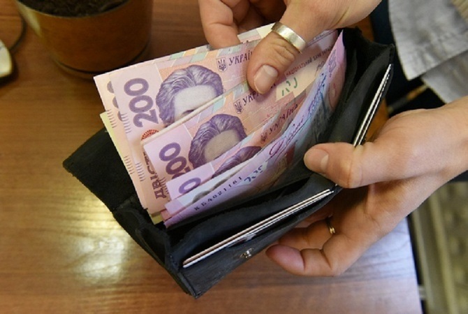 Міністерство фінансів констатує, що в проекті державного бюджету закладено підвищення з 1 січня 2018 року мінімальної зарплати до 3 723 гривень, прожиткового мінімуму до 1 700 гривень.