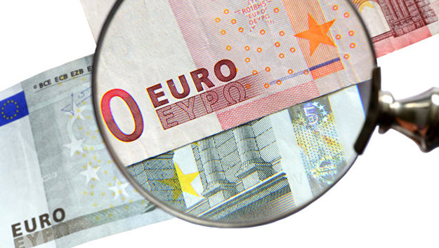 Евро на валютном рынке откатился на 26 копеек