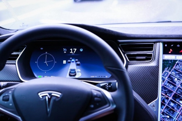 До кінця 2018 року автомобілі Tesla повинні отримати повноцінний автопілот.