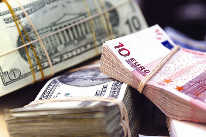 Межбанк: Евро начал неделю с падения