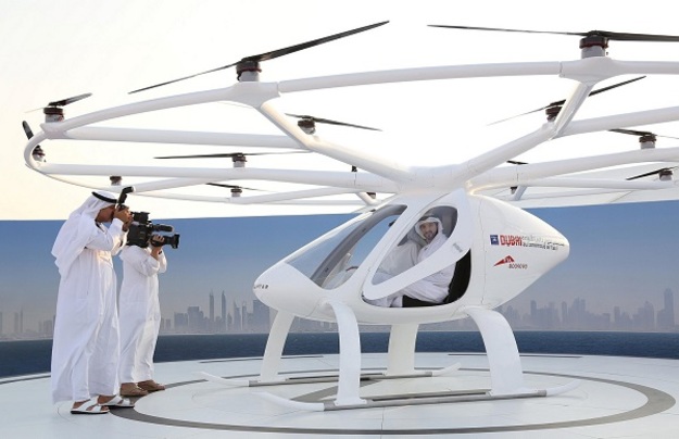 У Дубаї стартували перші реальні тести автономного літаючого таксі, створеного німецьким стартапом Volocopter.