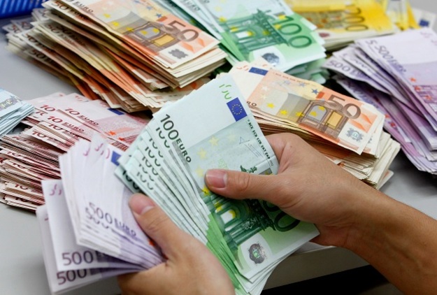 Открытие межбанка: Курс евро вырос на пять копеек